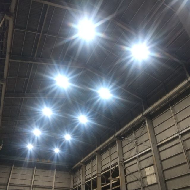 いつもお世話になっておりますNDTEC（株）広報担当の吉井です。  久しぶりに高天井LEDの設置工事をしてきました。高所作業車を3台用意しての大掛かりな工事でしたが、工場がお休みでしたので気兼ねすることなく工事が出来、いい感じに明るくなりました。  その日は朝から雨が降っていましたが、私が屋外でLEDを設置する時だけ雨脚が強まるのはどうしてでしょうか？ ＃日本電通＃通信機器＃NDTEC＃NDA＃高所作業車＃LED＃フルハーネス＃瀬戸田町＃ヘルメット＃TAJIMA