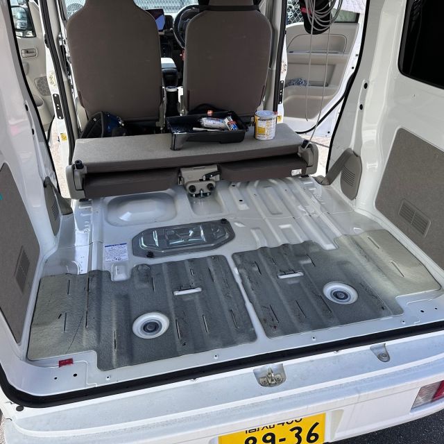いつもお世話になっておりますNDTEC（株）広報担当の吉井です。  GWは日頃の疲れをとり、リフレッシュできましたでしょうか？ 私は予てから計画していました、工事車輛の棚の色塗りをしました。  炎天下の中、組んである棚を全てばらし、黙々と色を塗り、途中気を失いかけましたが何とか2日間で仕上げることができました。  黒と赤のコントラストが工具箱と相まってなかなかいい感じになりました。  スライドレールの取っ手の青と黄がちょっと気になるので、何かいい方法を考えますね。  ＃日本電通＃通信機器＃NDTEC＃エブリ＃ミルウォーキー＃Milwaukee＃パックアウト＃Makita #マキタ＃スライドレール＃水性塗料＃ゴールデンウイーク＃GW＃ニックス＃KNICKS