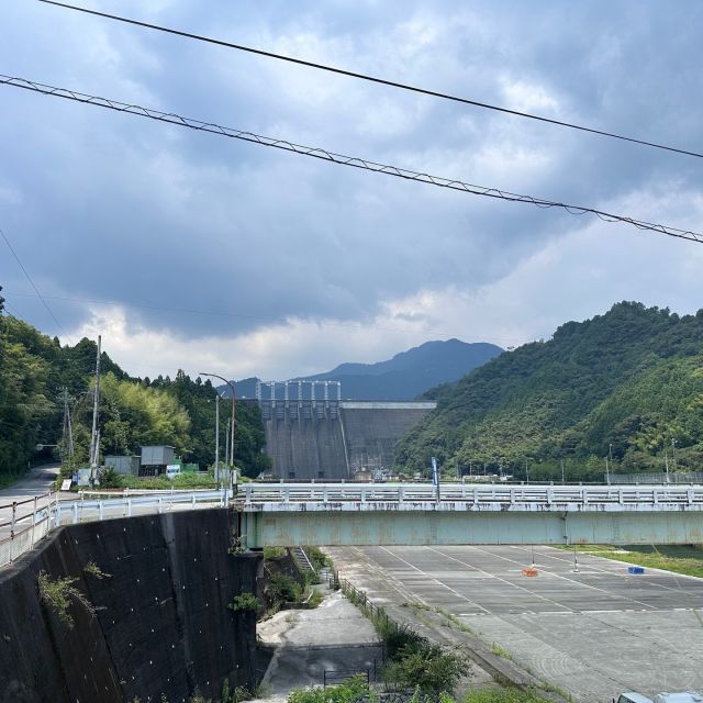 いつもお世話になっておりますNDTEC（株）広報担当の吉井です.  先日仕事で四国の山間部に行った際、空き時間ができましたので「四国の水瓶」である早明浦ダムを見て来ました。  写真に写っている貯水量がどうなのかわかりませんが、迫力のあるダムでした。  まだまだ暑い日が続きますが皆様ご自愛くださいませ。 ＃日本電通＃通信機器＃NDTEC＃ドライブ＃スズキエブリィ＃早明浦ダム＃四国の水瓶＃本山町＃土佐町＃吉野川