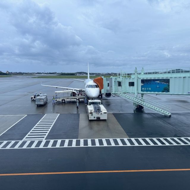 いつもお世話になっておりますNDTEC(株）広報担当の吉井です。  日本電通（株）はおかげ様で49期目を迎えることが出来、10月4・5日に福岡のオリエンタルホテルで記念セレモニーと方針発表会が開催されました。  4日は通常ならば野球大会なのですが、今年は天気予報が雨という事でボーリング大会に変更となりました。（実際は絶好の野球日和でした）  夕方からホテルに移動してセレモニーが行われ、普段会うことも話すことない他営業所の社員と交流を深めながらみんな博多の夜に消えていきました。  5日は日本電通グループ全体の方針発表会という事で、いつもは作業着の私もスーツでビシッと決め込んで会場入りして、NDTECの更なる飛躍を決意するのであります。  高知からの移動という事で、どうしても飛行機になってしまうのですが、あんな鉄の塊が空を飛ぶなんて不思議で仕方ありません。 ＃日本電通＃通信機器＃NDTEC＃福岡＃ボーリング＃ラウンドワン＃オリエンタルホテル＃とんこつラーメン＃飛行機＃方針発表会＃高知龍馬空港