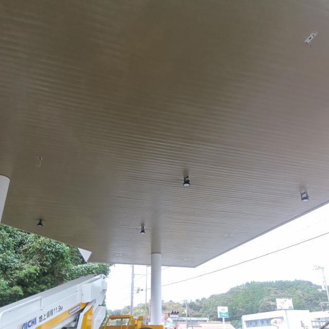いつもお世話になっておりますNDTEC(株）広報担当の吉井です。  先日、四万十市で高天井用LEDの設置工事がありました。  元々ガソリンスタンドの建物を車の展示場として利用されるという事で、高所作業車をレンタルしての作業となりました。  久しぶりにマニュアル車を運転するとドキドキしますね！ ＃日本電通＃通信機器＃NDTEC＃LED＃高所作業車＃四万十市＃NDA