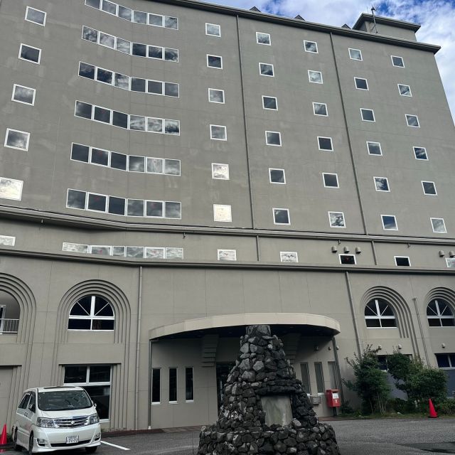 いつもお世話になっておりますNDTEC(株）広報担当の吉井です。  11月２・3日に社員旅行で高知に行ってきました。（私は高知に住んでいますので来ていただきました）  台風が近づいていましたので、九州組の飛行機は飛ぶのかドキドキしていました。  飛行機は飛んだものの、広島・福山組の汽車が止まったり、土砂降りに見舞われたりと波乱含みのスタートになりました。  それでもホテルに着くころには午前中の雨が嘘のように上がり、夕日が眩しいくらい最高の天気になりました。  宴会では飲みにケーションで交流を図り、勢いそのままに2次会・3次会と高知の夜を楽しみました。  翌日は高知城を見学し、そのままひろめ市場に流れ込んで昼間から酒盛りをするという最高の時間を過ごしました。  本当にお疲れ様でした。 ＃日本電通＃通信機器＃NDTEC＃社員旅行＃高知＃亀の井ホテル高知＃Amarant#安兵衛＃高知城＃ひろめ市場＃仁淀川＃南風＃高速バス＃カツオのたたき