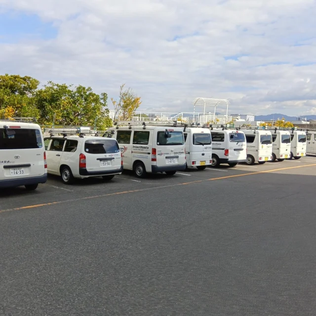 いつもお世話になっておりますNDTEC広報担当の吉井です。  先日、広島で高天井LEDの設置工事がありました。　 これだけの工事車輛が集まる事は滅多にないので記念に1枚撮ってしまいました。  作業はというと、フルハーネス・ヘルメット・安全靴と安全作業仕様でホイストの上に上がり設置完工出来ました。  高いところはいつ上がっても怖いものですね！毎回足が竦みます。 ＃日本電通＃通信機器＃NDTEC＃LED＃NDA＃フルハーネス＃ヘルメット＃安全靴＃工事車輛＃ホイスト＃エブリィバン＃プロボックス＃タウンエース＃バネットNV200