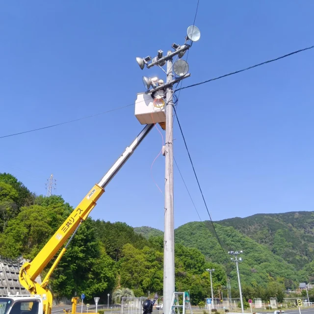 いつもお世話になっておりますNDTEC（株）広報担当の吉井です。  先月、広島県の自動車学校で高天井LEDの設置工事をしてきました。  通常なら付け替えの何でもない工事だったのですが今回は電源装置をわざわざばらしてボックス内に纏めて設置という手間のかかる工事でした。  天候に恵まれ一日中屋外での作業だったので、こんがり日焼けしていました。  ＃日本電通 ＃NDTEC ＃NDA ＃LED ＃省エネ ＃高所作業車 ＃自動車学校 ＃GW ＃日焼け