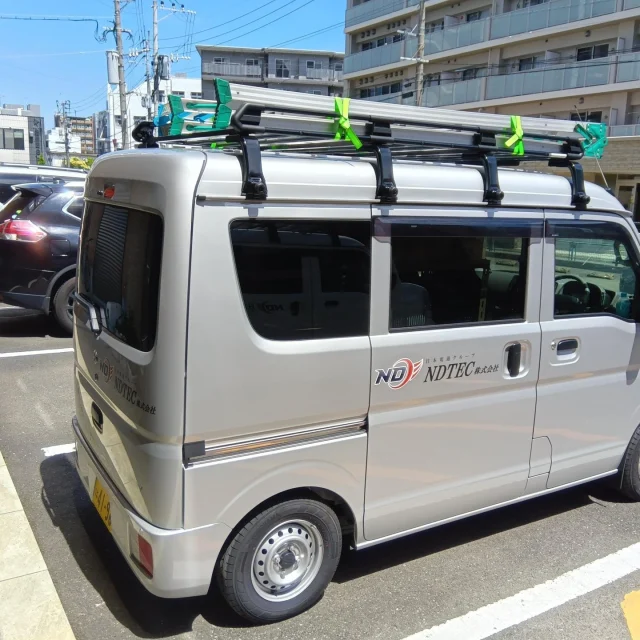 いつもお世話になっておりますNDTEC（株）広報担当の吉井です。

わが社の工事車輛が新しくなりました。
色はホワイトからシルバーになり、社名も単独での表記になりました。（親会社の色も残しつつ）

個人的には前々からシルバーを押していたので、もっと早く採用して欲しかったです。

もし走っているところを見かけたら手を振ってくださいね！

＃日本電通
＃NDTEC
＃NDA
＃省エネ
＃エブリィ
＃社用車
＃工事車輛
＃カッティングシート
＃ボディカラー
＃新車