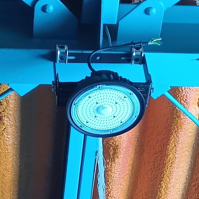 いつもお世話になっておりますNDTEC（株）広報担当の吉井です。

先週末は広島県安芸高田市で高天井LEDの設置工事がありました。

こちらのお客様は古くからのお付き合いで、私が広島在籍中大変お世話になった先でもあります。

工場内は冷房がガンガンに効いていたので、作業中は本当に助かりました。

外は相変わらずの灼熱地獄でこの夏初めて短パンデビューしました。
とても快適なので、これからは短パンだな！

#日本電通
#NDTEC
#NDA
#省エネ
#熱中症
#空調服
#マキタ
#高所作業車
#高天井LED
#ニックス
#ミルウォーキー
#長谷川工業
#エブリィ
#猛暑
#バートル