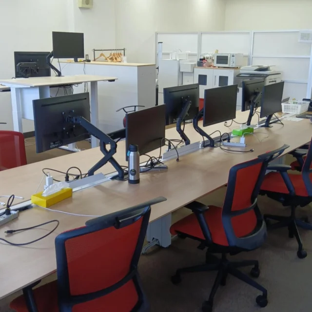 いつもお世話になっておりますNDTEC（株）広報担当の吉井です。

松山オフィスが移転をしまして、素敵な事務所へと生まれ変わりました。

それにしても何なんだ！
同じ会社とは思えない・・・
普段は現場での作業なので事務所にいる時間は少ないのですが、モチベーションが上がりますね！

昭和の机もなかなか味があっていいんだけど・・・（強がりを言って自分を慰めます）

＃日本電通
＃NDTEC
＃NDA
＃省エネ
＃松山
＃引っ越し
＃事務所移転
＃昭和の机
＃フリーデスク
＃モニター