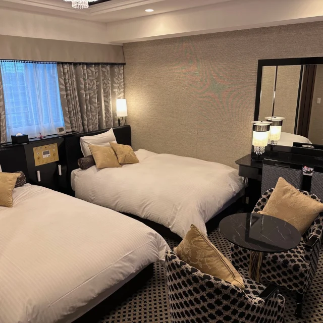 いつもお世話になっておりますNDTEC（株）広報担当の吉井です。

先週、本社で研修がありましたのでホテルを予約してチェックインしたのですが、エレベーターに向かっていると、
ホテル従業員：「吉井様、お部屋を変更させていただきました。」

私：「はぁ、あ、ありがとうございます。」

ルームキーを確認すると最上階、エレベーターを降りると角部屋、ドアを開けると・・・なんということでしょう

一晩寝るだけなのに・・・

アパホテルさん、こんな気遣いいらんです。逆に困ります。

テーブルは何時使うのですか？

ソワソワしっぱなしの私でしたが、とりあえず浴槽にお湯を溜めました。

＃日本電通
＃NDTEC
＃NDA
＃省エネ
＃福岡出張
＃研修
＃アパホテル
＃テーブル
＃豪華な客室