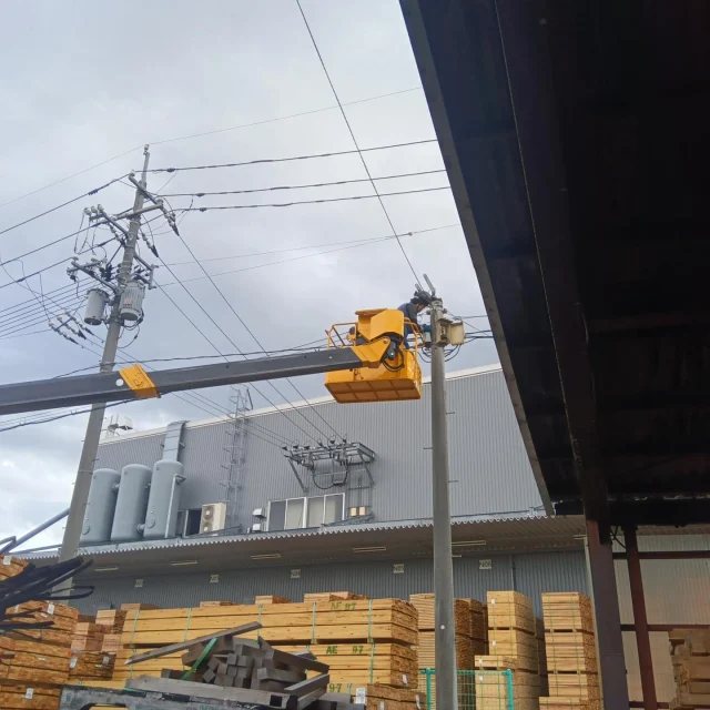 いつもお世話になっておりますNDTEC（株）広報担当の吉井です。

先週末は広島県福山市で高天井LEDの設置工事がありました。

今回もなかなか厳しい環境下での設置でしたが、わが社の職人の手によってなんとか設置完了することが出来ました。

NDTECではほとんどの社員が高所作業車の資格を持っているので、高所恐怖症の私は専ら丁稚作業に専念しています。

＃日本電通
＃NDTEC
＃NDA
＃高天井LED
＃LED
＃高所作業車
＃高所恐怖症
＃広島県福山市
＃休日出勤