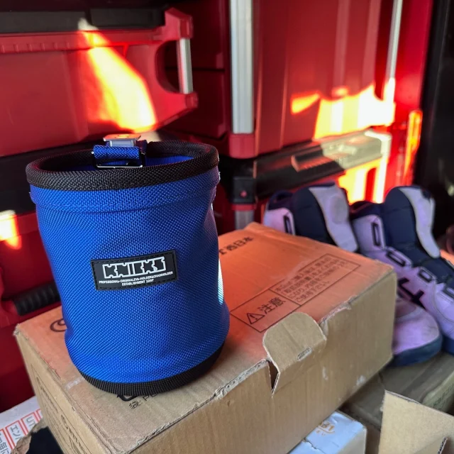 いつもお世話になっておりますNDTEC（株）広報担当の吉井です

新たなアイテムを1つ追加しました。
【セフ対応自立型バリスティック生地フリーカップ】　神田機工店オリジナル

青色に拘るといろんなものが気になってしまいます。

良い工具を使うと必ずしも良い仕事をするとは限りませんが、モチベーションの維持にはつながります。

次は腰袋かな？

＃日本電通
＃NDTEC
＃NDA
＃省エネ
＃腰袋
＃ニックス
＃ニックスバリスティック
＃マキタ
＃ペンインパクト
＃タジマ
＃ベッセル
＃ビクター
＃ベルトループ
＃神田機工店 
＃限定色