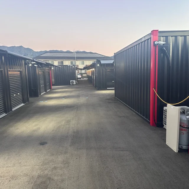 いつもお世話になっておりますNDTEC（株）広報担当の吉井です

最近よく郊外で見かけるコンテナホテルを利用してみました。

今回は山口県岩国市玖珂町にあるHOTEL R9 The Yard 岩国玖珂インター
です。

ダブル・ツイン合わせて５１室あるみたいで隣の部屋の音も気にならず快適に過ごせました。

＃日本電通
＃NDTEC
＃NDA
＃通信機器
＃LED
＃コンテナホテル
＃HOTELR9
＃出張応援
＃山口県岩国市