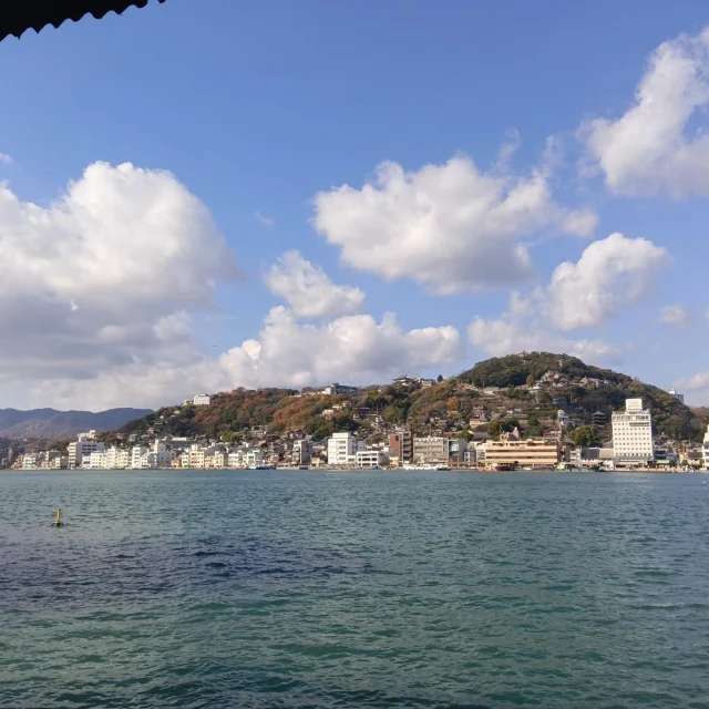 いつもお世話になっておりますNDTEC（株）広報担当の吉井です

先週末は広島県尾道市で高天井LEDの設置工事がありました。

尾道大橋を渡った向島の工場で土日と2日間かけて結構大掛かりな工事となりました。

工場の裏はすぐ海で、天気も良く最高の工事日和でした。

尾道といえばやはりラーメンですよね！

その辺は抜かりなくしっかり堪能して帰りました。

＃日本電通
＃NDTEC
＃NDA
＃LED
＃尾道
＃向島
＃尾道ラーメン
＃しまなみ海道
＃瀬戸内海
＃尾道大橋