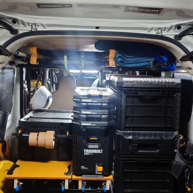 いつもお世話になっておりますNDTEC（株）広報担当の吉井です。

今回はとある社員の工事車輌を紹介します。こちらの方もあらゆる沼にはまっていまして、クロキンとタフビルトをこよなく愛しているのです。

普段はとても忙しい営業所に所属しているので、休日返上でコツコツとカスタマイズしている変態なのです。

箱沼界隈ではタフビルトが流行っていますが、こうして色々揃っているとカッコいいですね！

同士が出来て嬉しい限りです。

＃日本電通
＃NDTEC
＃NDA
＃通信機器
＃LED
＃スライドレール
＃タフビルト
＃TOUGHBUILT
＃STACKTECH
＃クロキン
＃KUROKIN
＃エブリィ
＃箱沼
＃休日返上