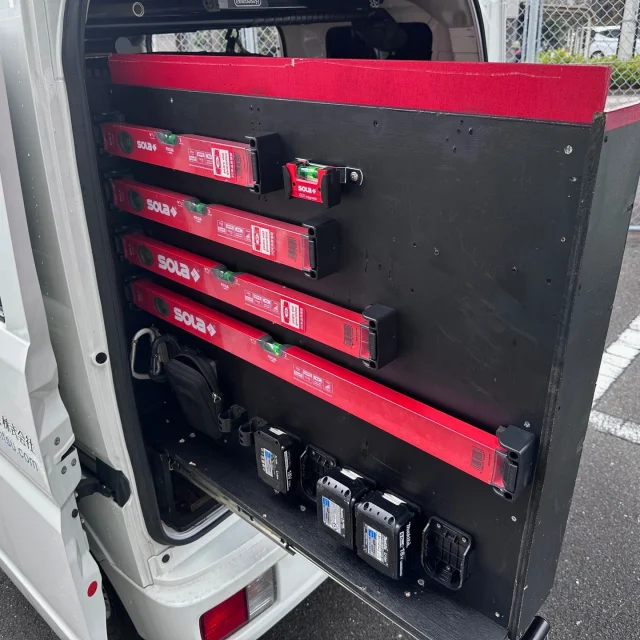 いつもお世話になっておりますNDTEC（株）広報担当の吉井です

工事車輌の車検も終わり、またコツコツと改造に勤しんでます。

今回の目玉商品はなんと言っても「ソラ」の水平器です。無駄に揃えてみました。使うことがないので包装用ビニールをつけたままで観賞用として楽しむことにしました。

ミルウォーキーのパックアウトもマウントを購入して縦置きにしました。設置スペースが出来たので、追加購入を検討中です。

スライドレールも片手で開けれるように見様見真似でパイプをつけました。　

LEDのライトは面白い商品があるなと思い購入して設置してみました。
本来の目的はバックドアを開けたときに暗かったので、明るくしたいだけだったのに・・・

休日返上で作業していますが、終わりがない世界なので、もっと見栄えを良くしたいと妄想が尽きません。

＃日本電通
＃NDTEC
＃NDA
＃省エネ
＃箱沼
＃SOLA
＃水平器
＃ミルウォーキー
＃パックアウト
＃スライドレール
＃エブリィ
＃室内灯