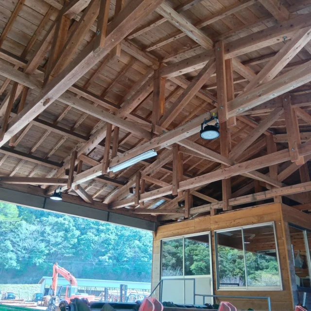 いつもお世話になっておりますNDTEC（株）広報担当の吉井です

四万十町の某貯木場で高天井LEDの設置工事をしてきました。

重度の花粉症を患っている私にとって最悪の現場でしたが、工事はしっかりと完工してきました。

それにしても木を惜しげもなく使った立派な作業場ですね。

今日の高知は天気も良くて春本番でした。

＃日本電通
＃NDTEC
＃NDA
＃LED
＃花粉症
＃材木
＃春本番
＃四万十町
＃森林