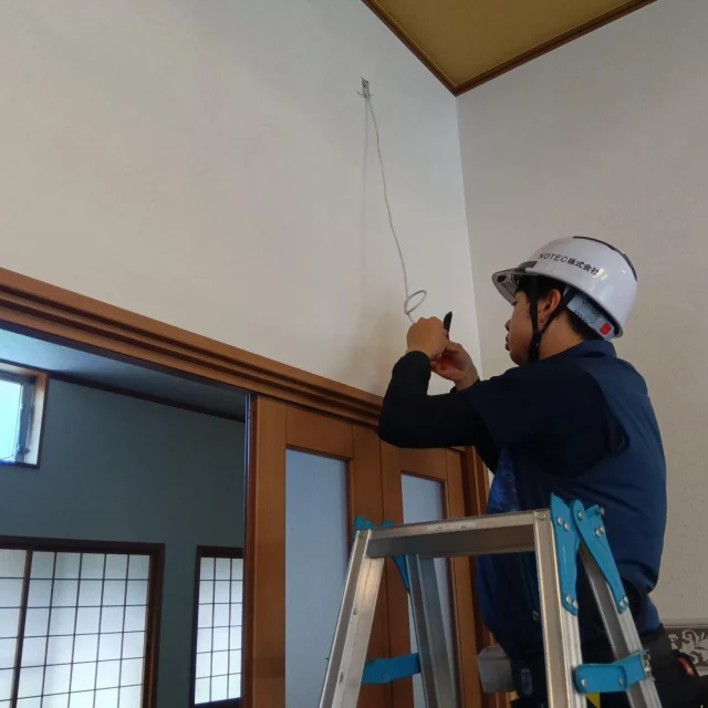 いつもお世話になっておりますNDTEC（株）広報担当の吉井です。

四万十町の葬祭場でアクセスポイント設置工事をしました。

基本的にケーブルは表に出さないので天井裏を配線するのですが、この時期の天井裏はマジでやばいです。

後輩が顔を真っ赤にして茹で上がった状態で降りてきました。
お客様のご厚意で施設内はエアコンをガンガンにかけていただいたのですが、外に出たり中に入ったりの作業でしたので体力がかなり消耗しました。

隣の建屋に架空配線もしたのですが屋根の上も立ち眩みがするほど熱く、おまけに蜂にも刺されるし踏んだり蹴ったりでした。

アクセスラインの開通は後日なので、とりあえずの状態で現場を後にしました。

#日本電通
#NDTEC
#NDA
#熱中症
#Wi-Fi
#アクセスポイント
#Buffalo
#架空配線
#ヘルメット
#隠蔽配線
#YAMAHA
#RTX830
#PoEHUB