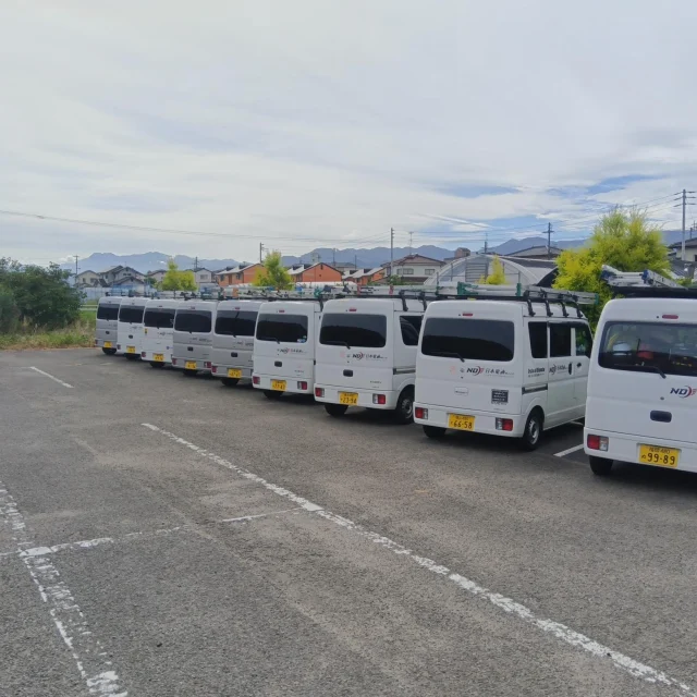 いつもお世話になっておりますNDTEC（株）広報担当の吉井です。

先日、愛媛県松山市の病院でLED工事があった際、エブリィ大集合したので記念撮影してみました。

車輌の中はそれぞれ個人で好きなように棚を組んでますので、またの機会に披露したいと思います。

LED工事に限らず電気や通信工事をしてますと、このアイテムがあったら便利だなぁと常々思ってました。今回とある現場でどうしても必要だったので、伸縮脚立と足場板を購入しました。お陰様で工事も完工することが出来、もっと早く購入すればよかったと改めて思いました。

#日本電通
#NDTEC
#LED工事
#脚立
#足場板
#階段踊り場での作業
#花火
#夏の思い出
#エブリィ
#箱沼