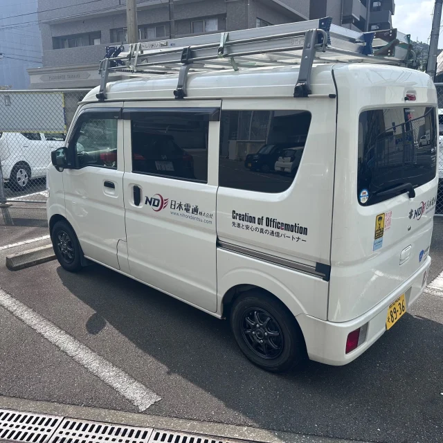 いつもお世話になっておりますNDTEC（株）広報担当の吉井です。

先週の木曜日、私の不注意で工事車輌をパンクさせてしまいました。
パンクだけならよかったのですが、ホイールも少し変形しているではありませんか！

最寄りのイエローハットに駆け込んで
私：「いまから松山に移動しないとい　　けないのですが、何とかなりませんか？」
店：「今日中は難しいです」

全てが終わった・・・・っと思っていたら

店：「アルミホイールを購入するという考えはありますか？」
私：「えっ、ちなみにおいくらしますか？一番安いのでいいのですが」

軽バンとはいえまあまあの金額を提示されかなり悩みましたが、背に腹は代えられないので

私「もし、購入したら直ぐに作業かかれますか？」
店：「大丈夫です。直ぐいけます」

私：「・・・・・よろしくお願いします」

痛い出費ではありましたが、お陰様で松山にも移動出来、前回の続きのLED設置工事もあらかた目途が立ち、見た目もカッコよくなったので良しという事にしましょう。

#日本電通
#NDTEC
#エブリィ
#アルミホイール
#パンク
#イエローハット
#スペアタイヤ
#安全運転