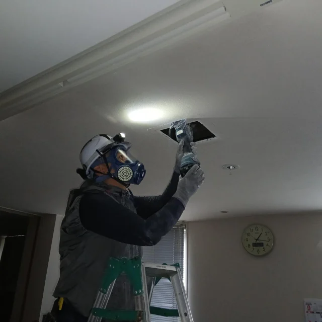 いつもお世話になっておりますNDTEC（株）広報担当の吉井です。

今回も広島県三次市で調光タイプの機器の設置です。

ダウンライトから間接照明など順調に調光配線をしつつ灯具の交換をしていたのですが、スクウェアタイプの時に問題発生！

「サイズが合わない・・・」
「しかも100㎜も」
「やるしかないのか・・・」

ということで、開口作業でかなりのタイムロス。以前別の現場で使用したガスマスクが大活躍しました。

10月以降もLED設置工事が続きますが限界突破で頑張ります。